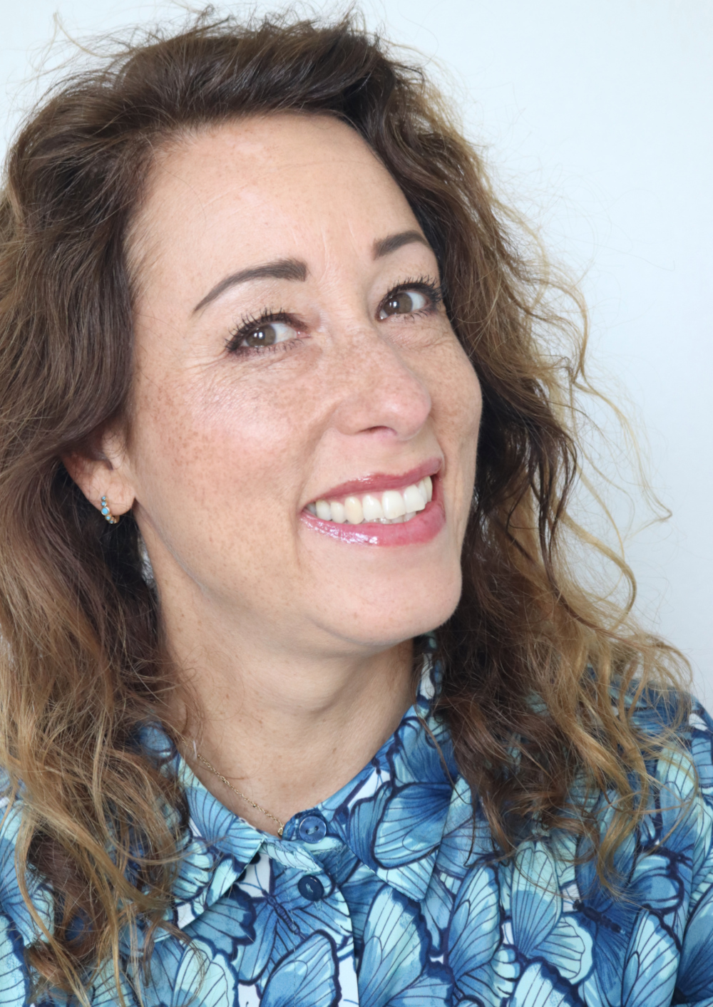 L'Oréal Plump Ambition plumping lip oil Rouge in Love full face look
